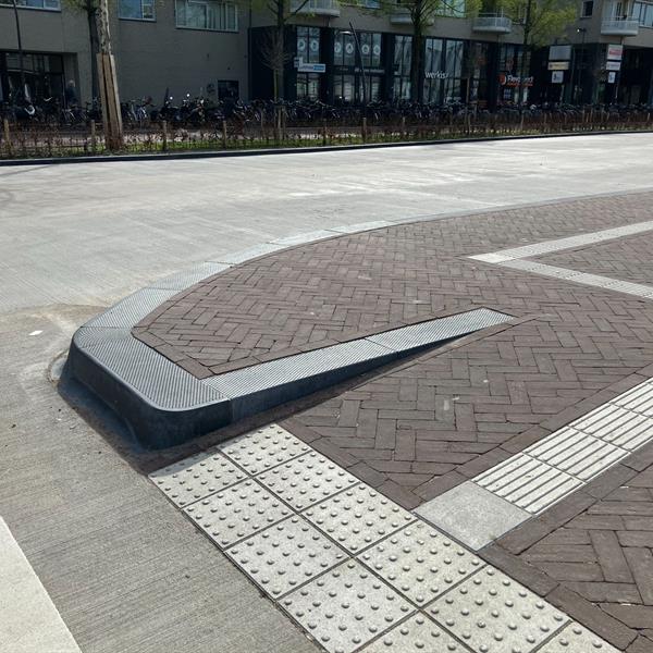 Busperronbanden toegepast bij nieuw busstation Lelystad | Leicon Verkeersgeleiding